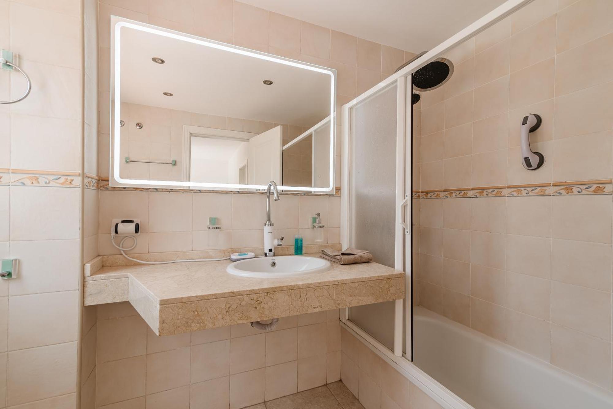 Comfortable 4-Bedroom Villa With Private Gardens Costa Adeje  Exteriör bild