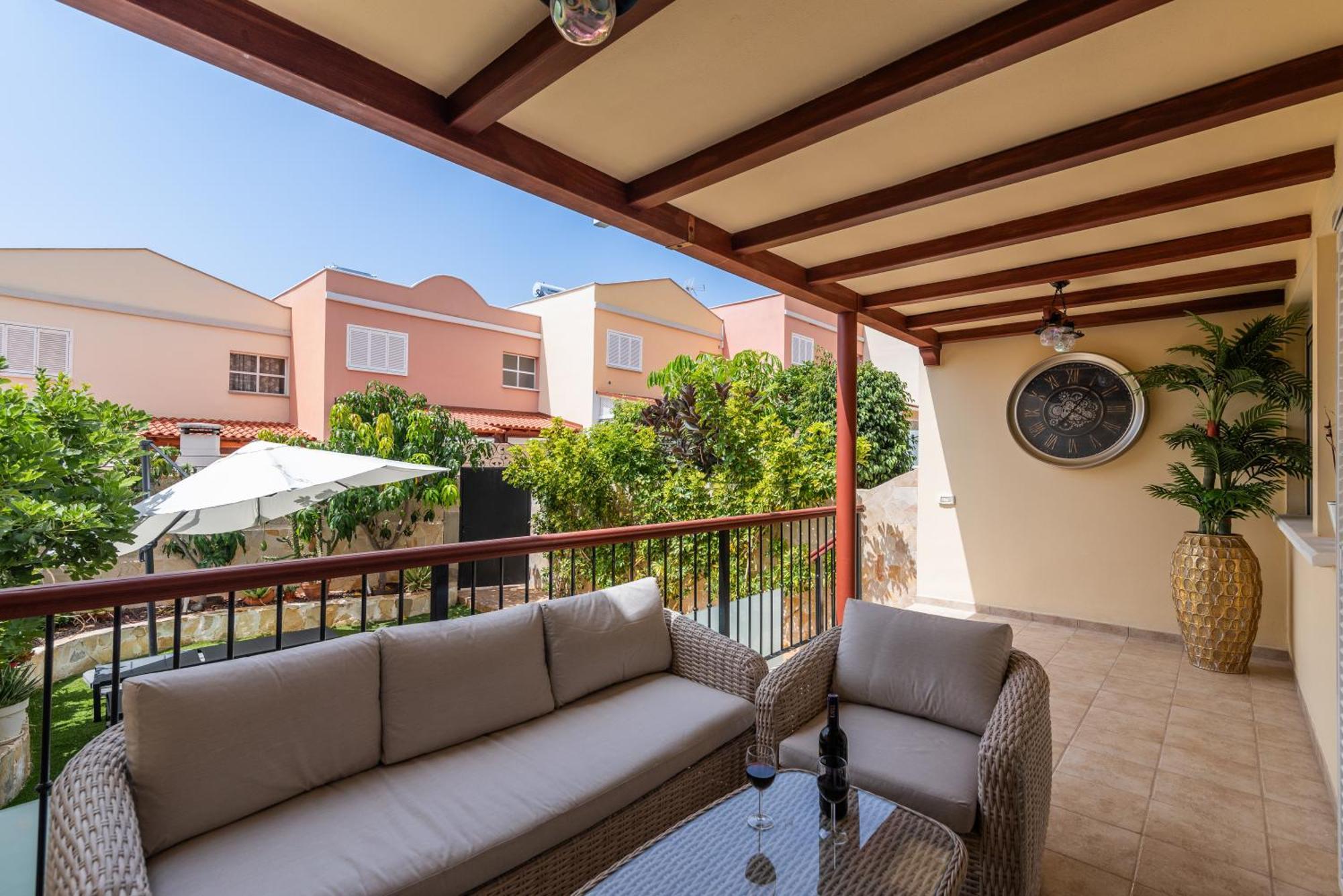 Comfortable 4-Bedroom Villa With Private Gardens Costa Adeje  Exteriör bild