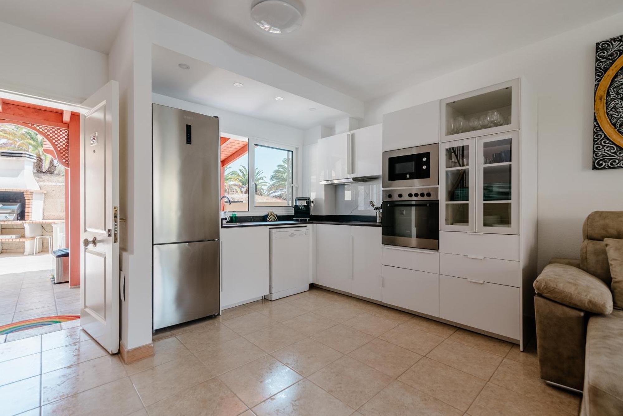 Comfortable 4-Bedroom Villa With Private Gardens Costa Adeje  Exteriör bild