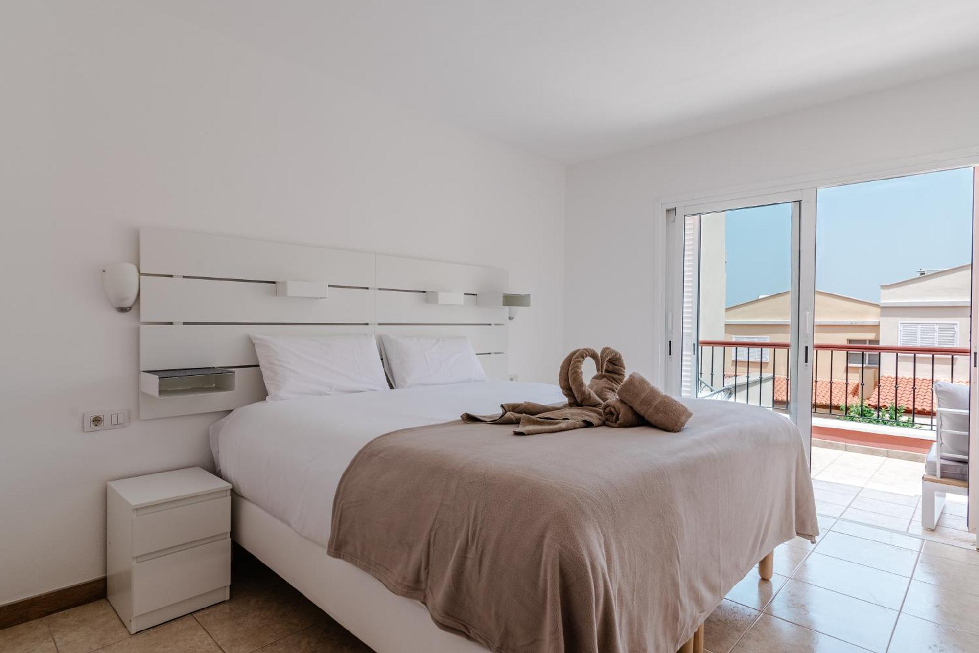 Comfortable 4-Bedroom Villa With Private Gardens Costa Adeje  Exteriör bild