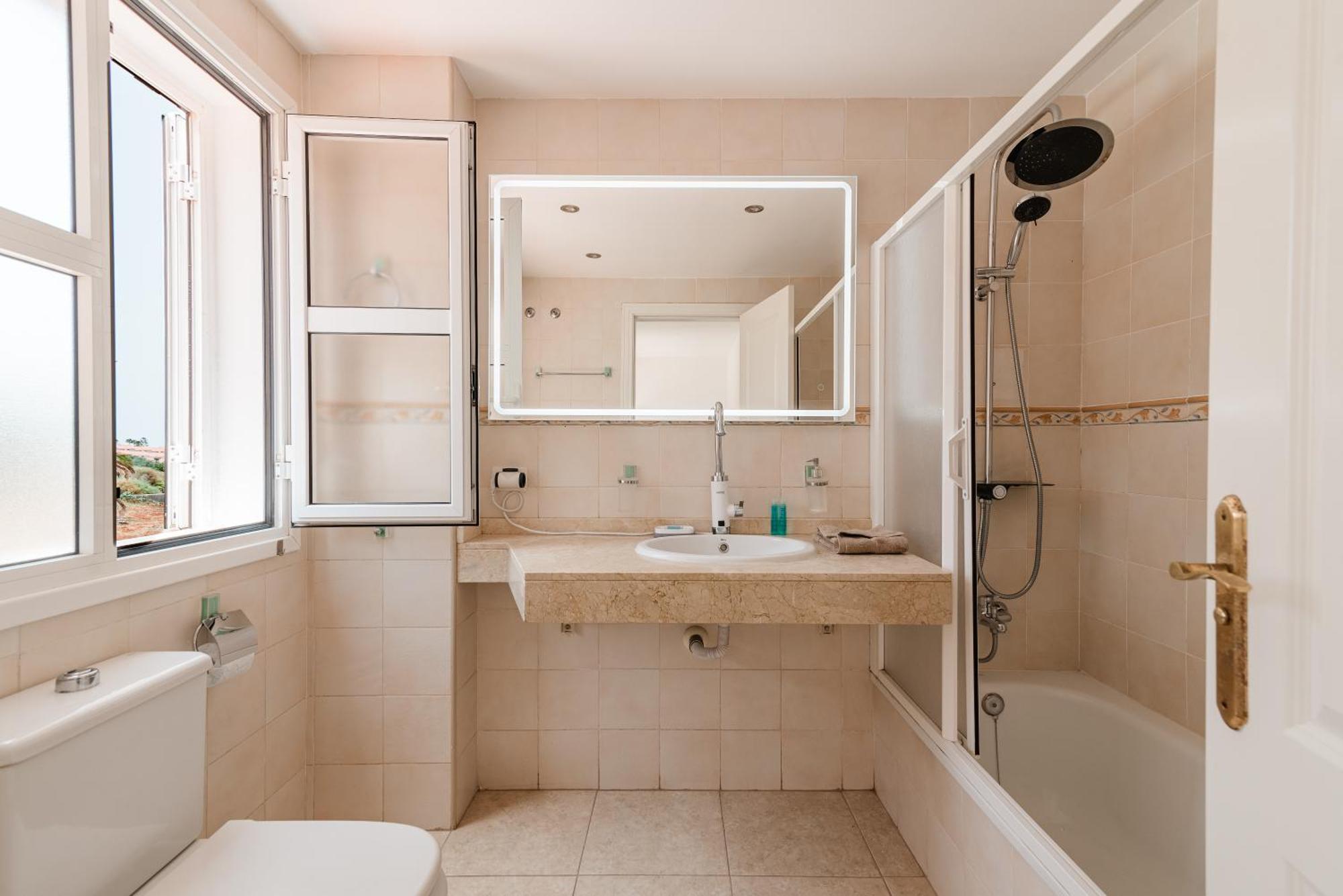 Comfortable 4-Bedroom Villa With Private Gardens Costa Adeje  Exteriör bild
