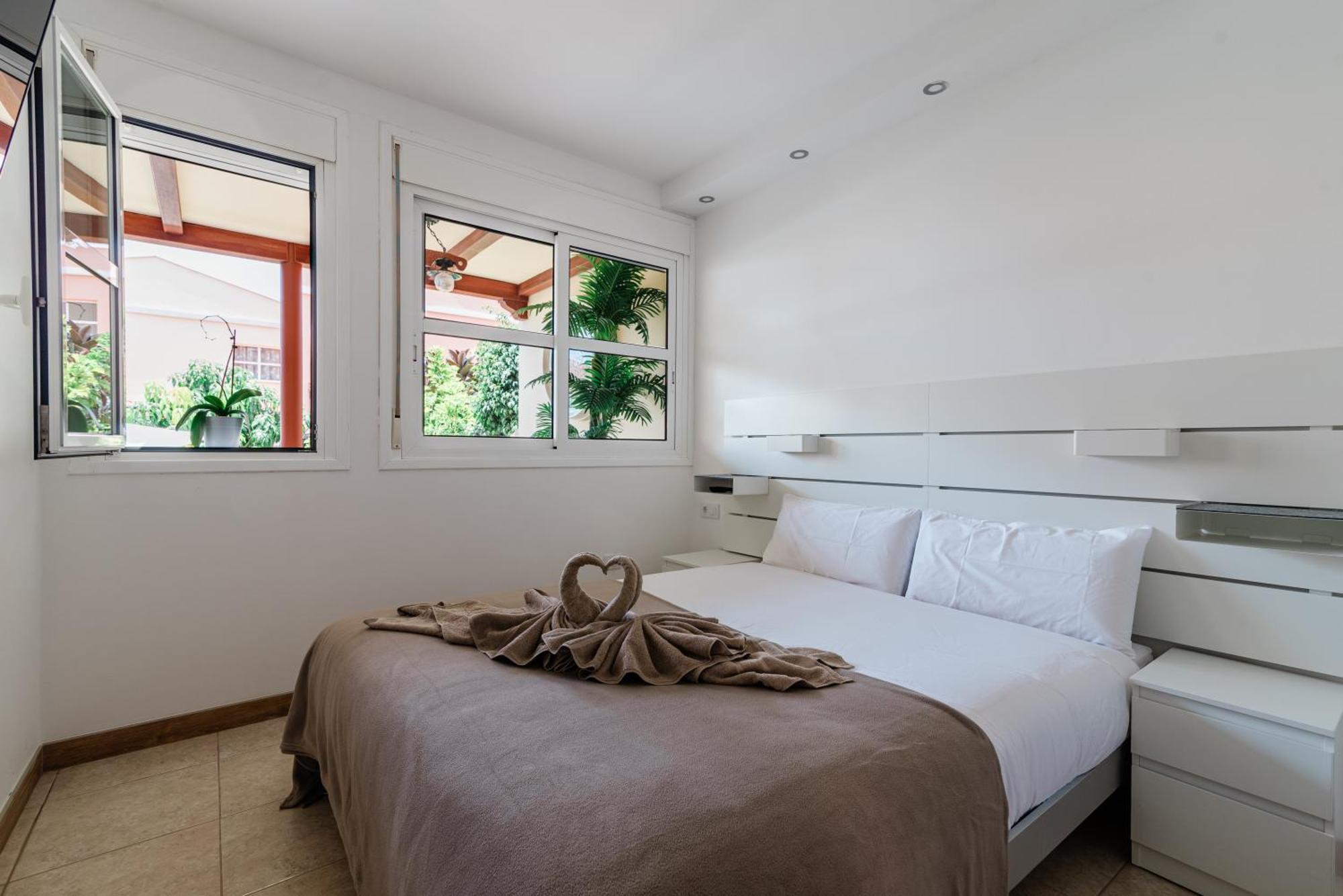 Comfortable 4-Bedroom Villa With Private Gardens Costa Adeje  Exteriör bild